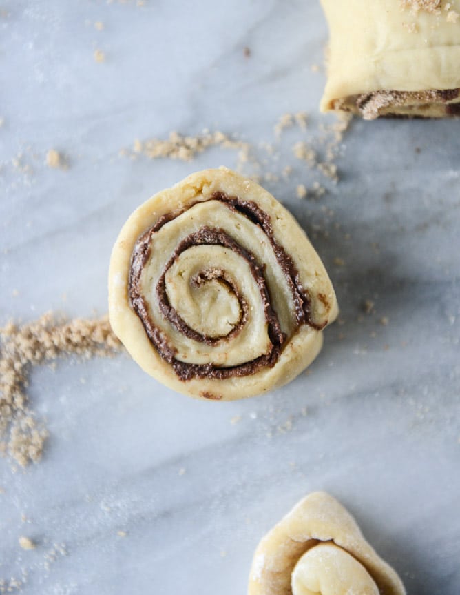nutella sticky buns with nutella caramel I howsweeteats.com