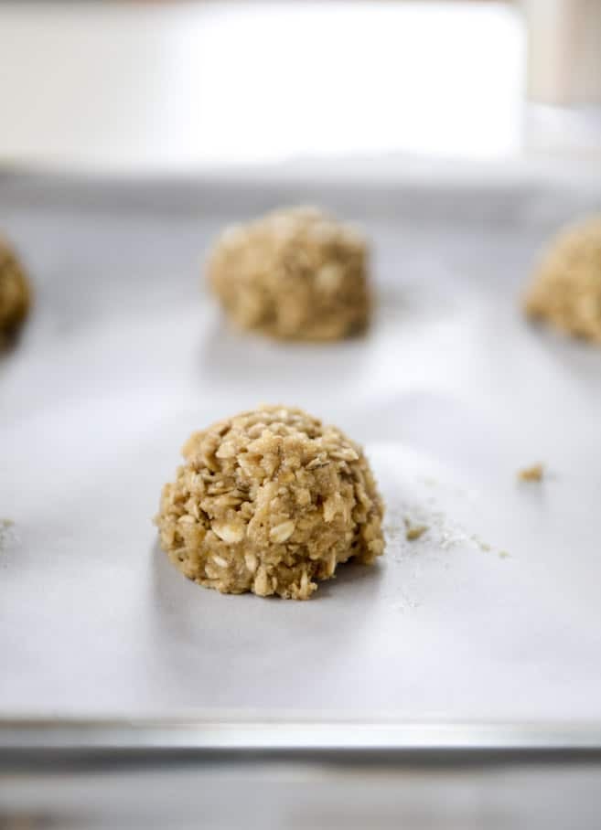 thin and chewy spiced oatmeal cookies I howsweeteats.com