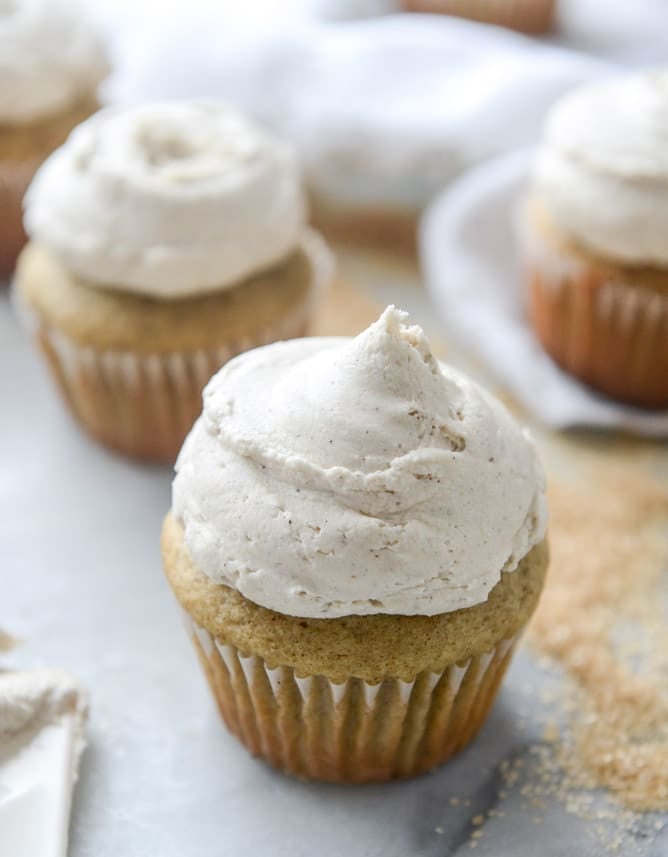 chai cupcakes with brown butter chai icing and crunchy sugar sprinkle I howsweeteats.com