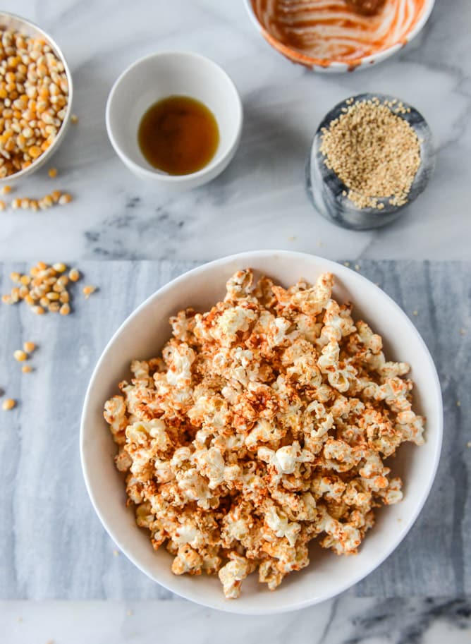 brown sugar sriracha sesame popcorn I howsweeteats.com