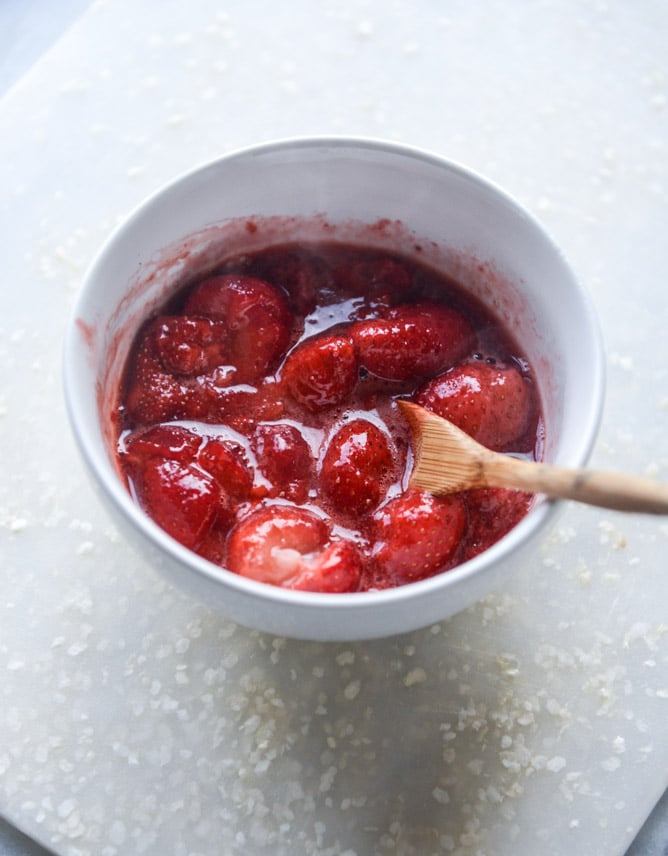 strawberry bottomed pineapple margaritas I howsweeteats.com