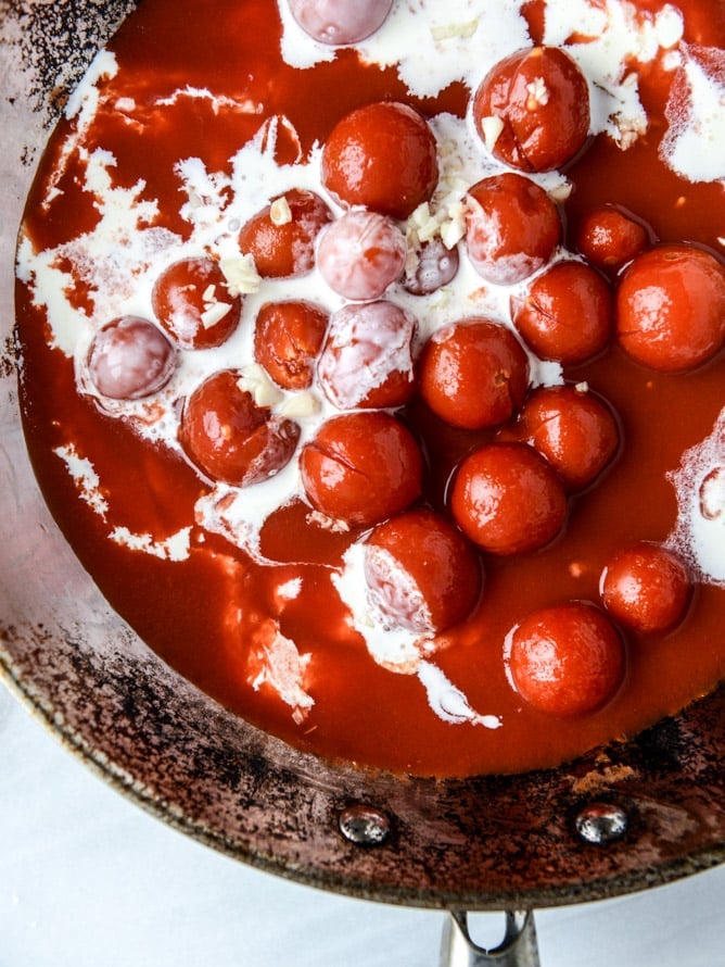 zucchini noodles with garlic tomato cream sauce I howsweeteats.com