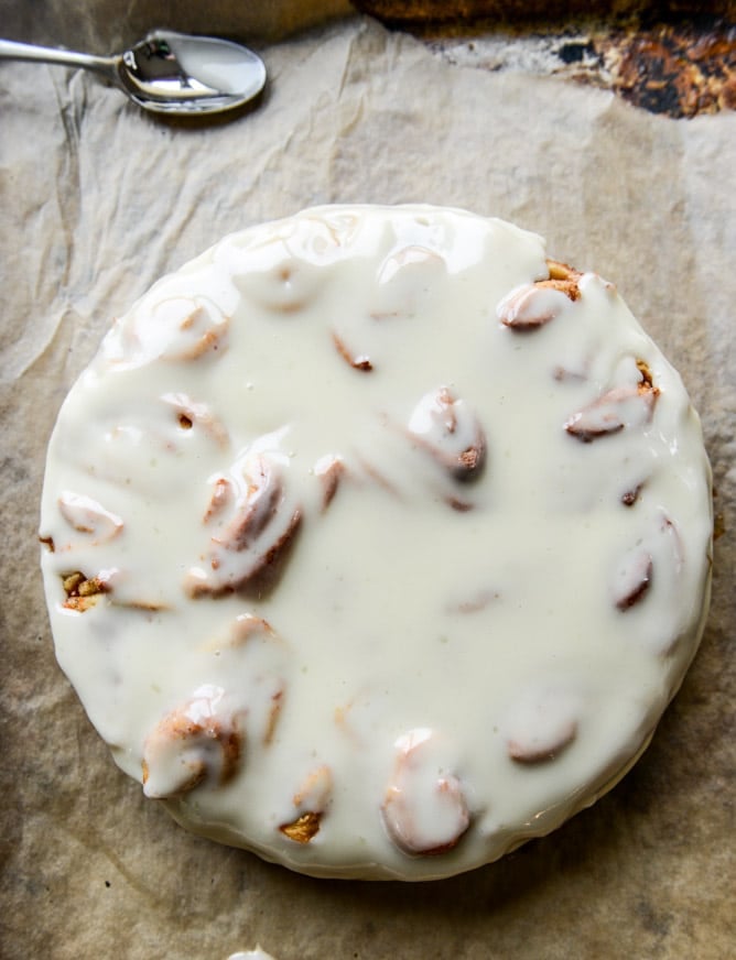 carrot cake cinnamon rolls with mascarpone icing I howsweeteats.com