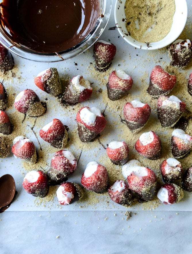 smore's strawberries I howsweeteats.com