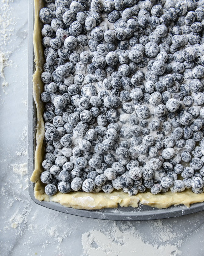 easy cinnamon blueberry slab pie I howsweeteats.com