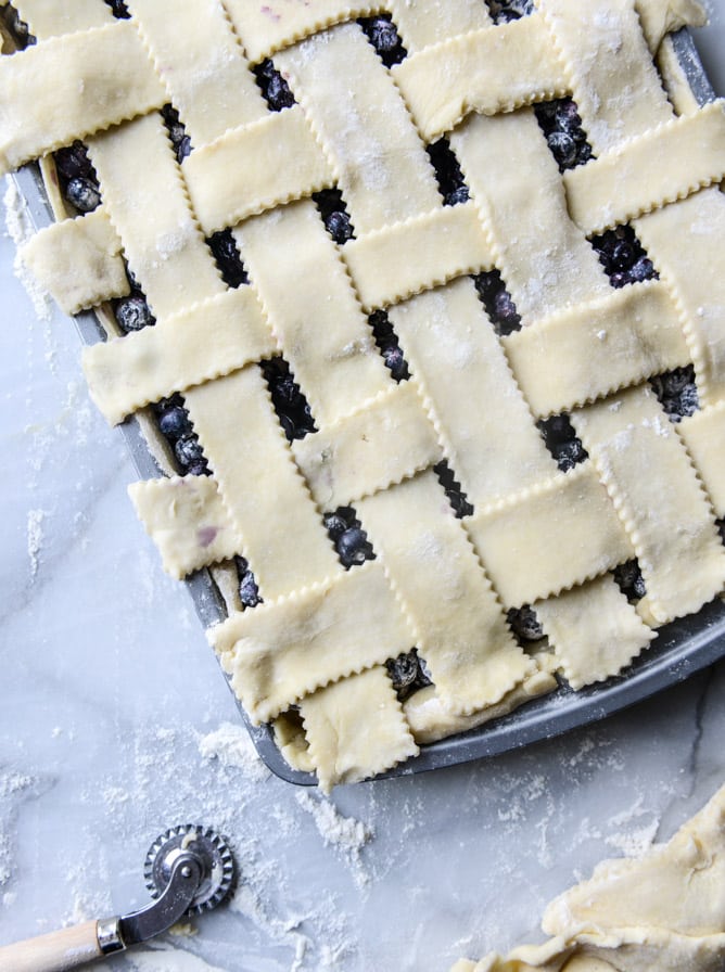 easy cinnamon blueberry slab pie I howsweeteats.com