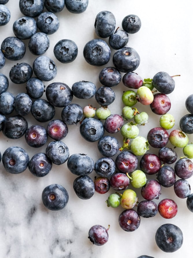 easy cinnamon blueberry slab pie I howsweeteats.com