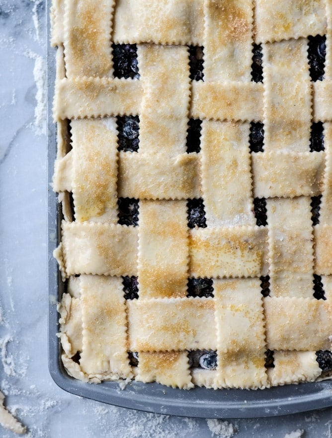 easy cinnamon blueberry slab pie I howsweeteats.com