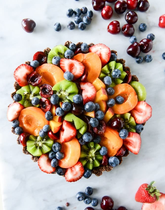 summer fruit tart with chocolate coconut cashew crust I howsweeteats.com