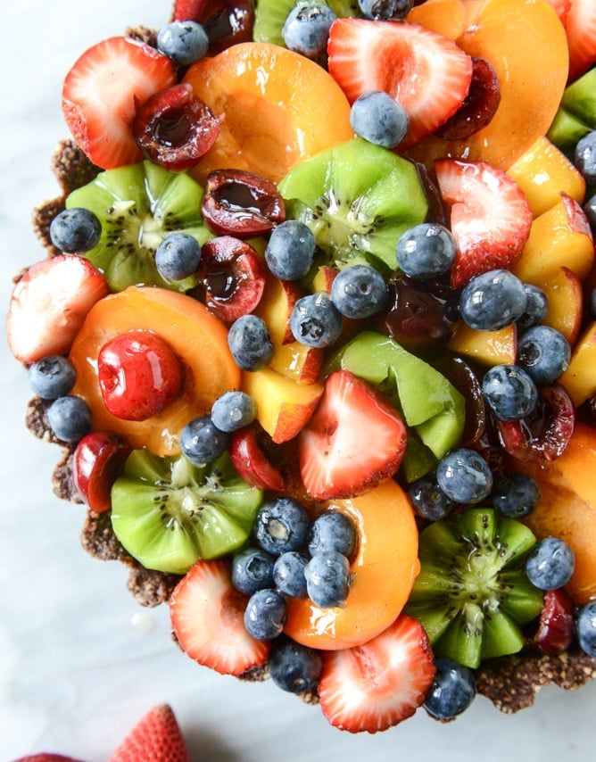 summer fruit tart with chocolate coconut cashew crust I howsweeteats.com