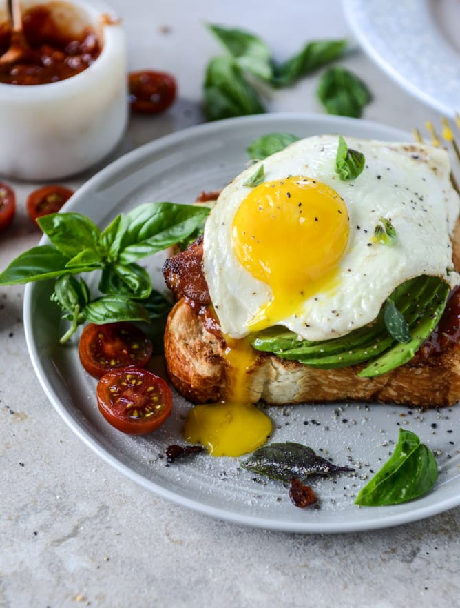 avocado, bacon and egg toast with quick tomato jam by @howsweeteats I howsweeteats.com
