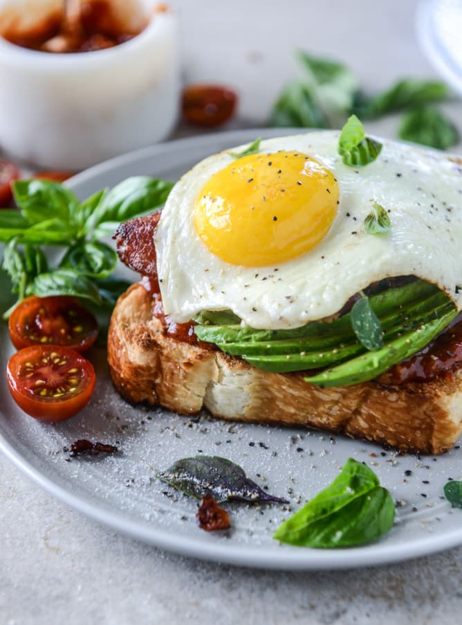 avocado, bacon and egg toast with quick tomato jam by @howsweeteats I howsweeteats.com
