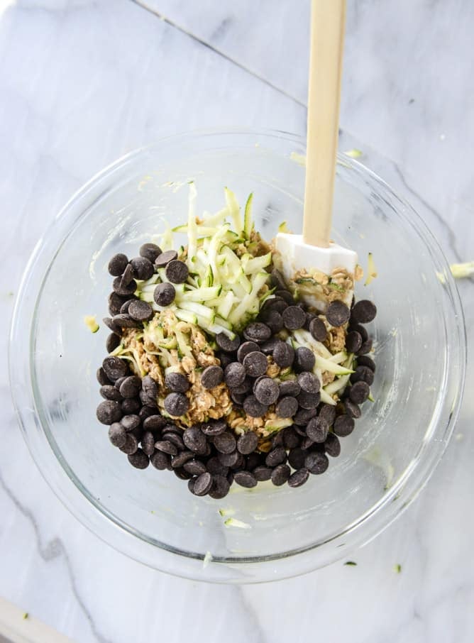 chewy oatmeal zucchini chocolate chip cookies I howsweeteats.com