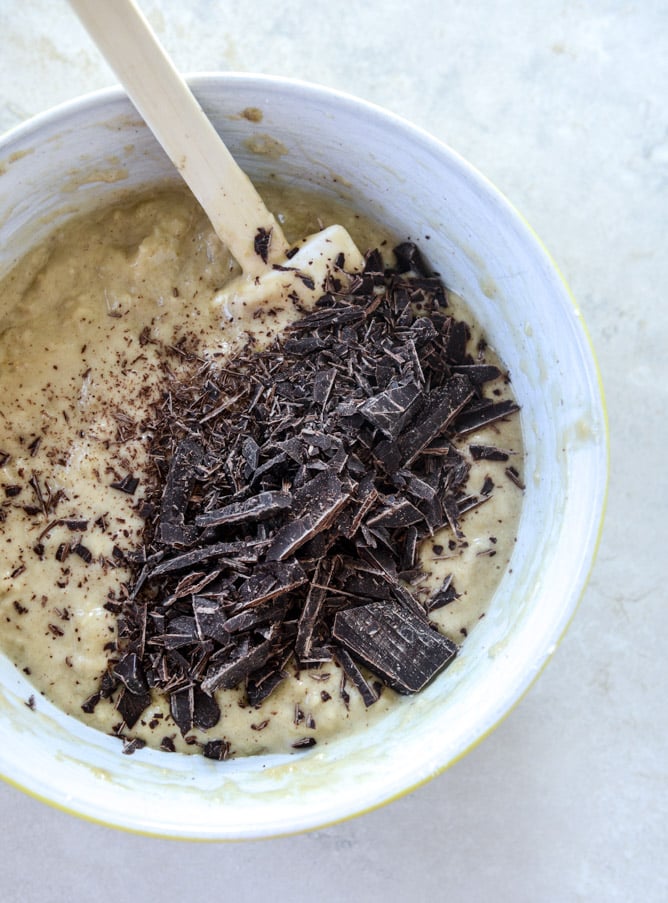 banana muffins with olive oil and dark chocolate I howsweeteats.com