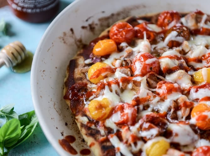 honey sriracha chicken flatbread I howsweeteats.com