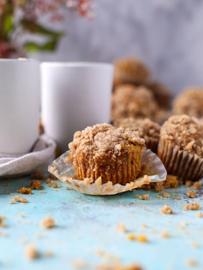 pumpkin chai crumble muffins I howsweeteats.com