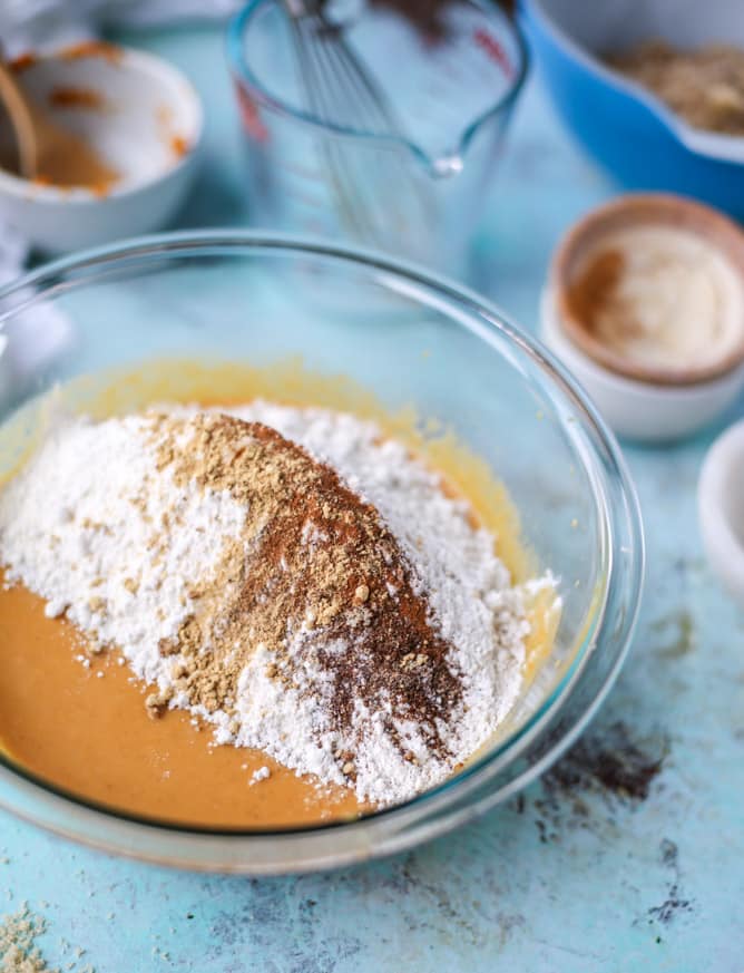 pumpkin chai crumble muffins I howsweeteats.com