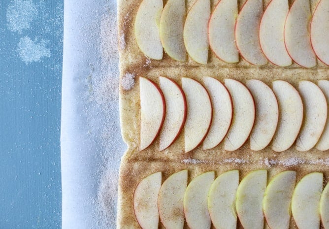 cinnamon sugar apple pie puff pastry I howsweeteats.com