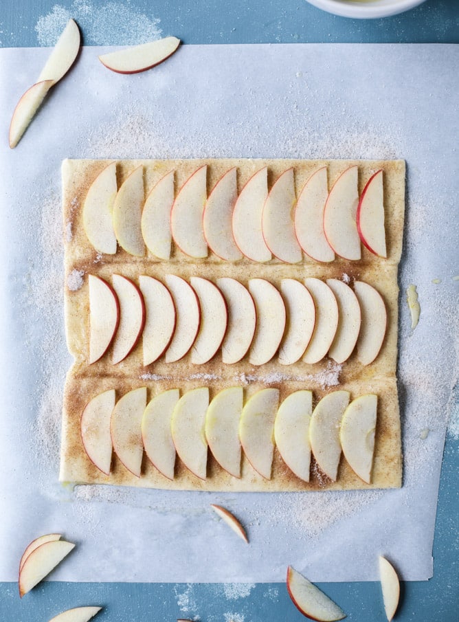 cinnamon sugar apple pie puff pastry I howsweeteats.com