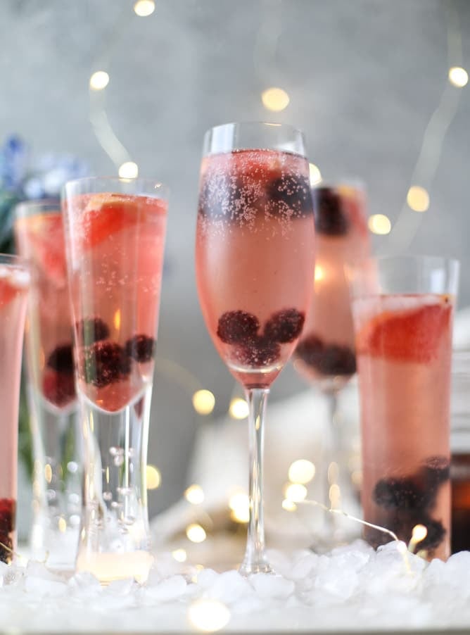 blackberry champagne punch I howsweeteats.com