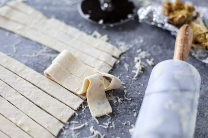 roasted garlic and sharp cheddar cheese straws I howsweeteats.com