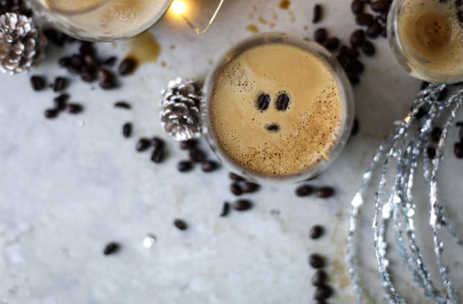 3 ingredient espresso martinis I howsweeteats.com