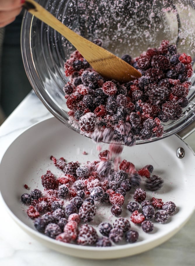 pomegranate vanilla skillet cobbler I howsweeteats.com