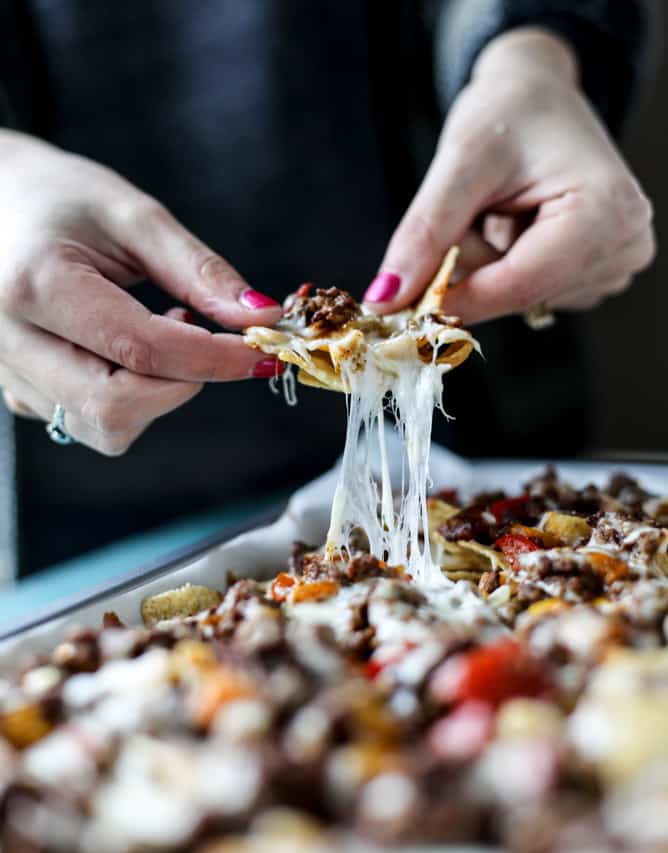 sheet pan green chile nachos I howsweeteats.com