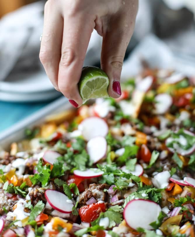sheet pan green chile nachos I howsweeteats.com
