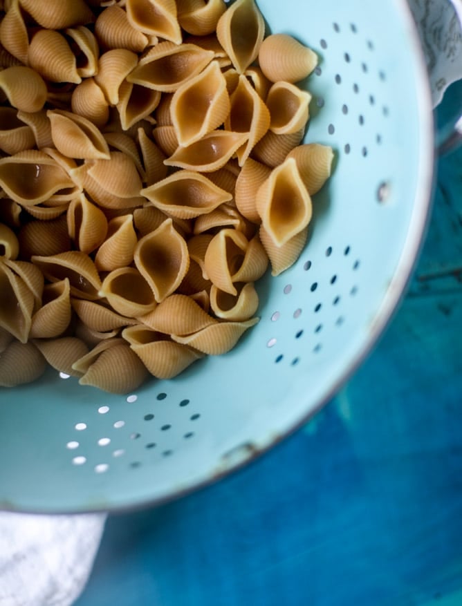 roasted cauliflower shells and cheese I howsweeteats.com