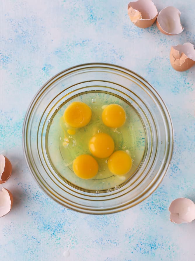 15 minute Spinach Burrata Omelet with Avocado Salad I howsweeteats.com