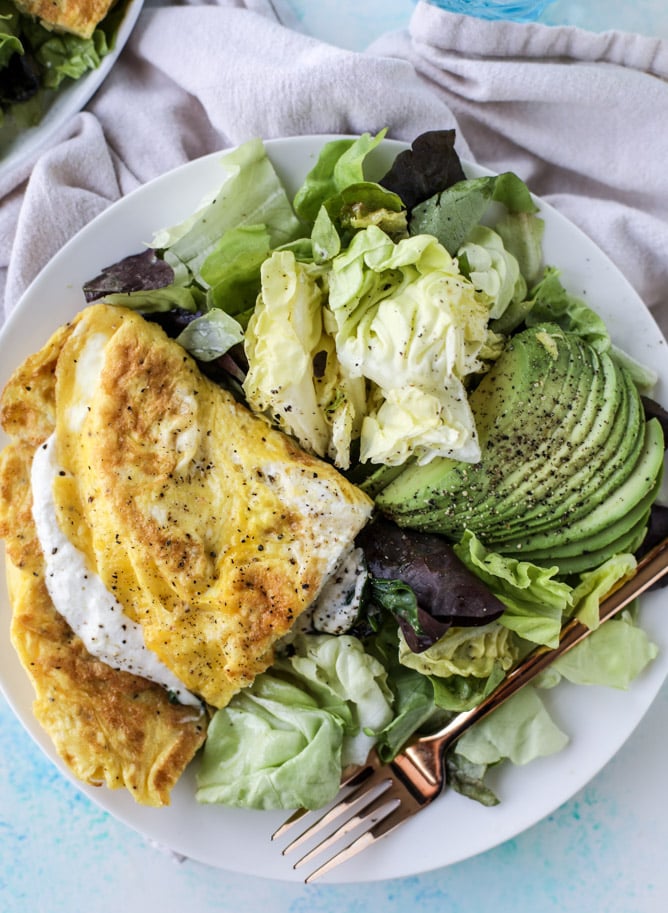 15 minute Spinach Burrata Omelet with Avocado Salad I howsweeteats.com