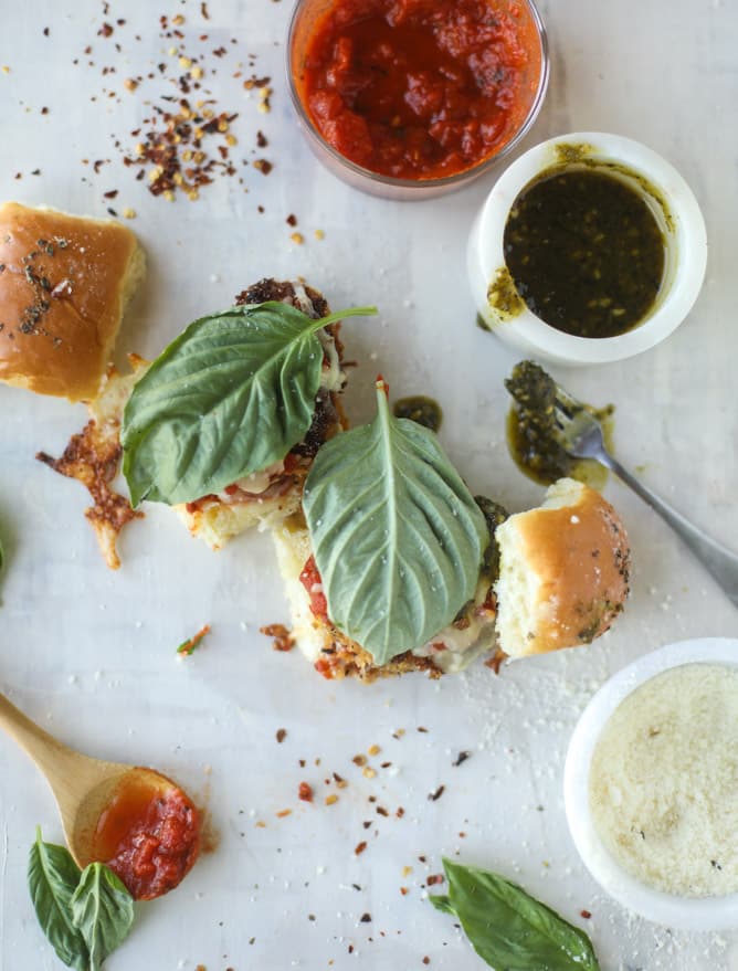 pesto chicken parmesan sliders I howsweeteats.com