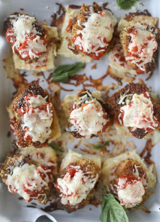 pesto chicken parmesan sliders I howsweeteats.com