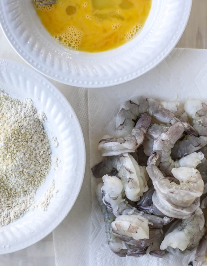 sesame crusted shrimp and mango quinoa bowls I howsweeteats.com