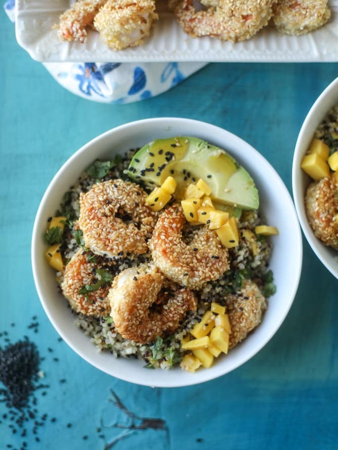sesame crusted shrimp and mango quinoa bowls I howsweeteats.com