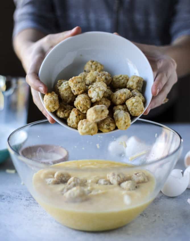 tater tot breakfast skillet I howsweeteats.com