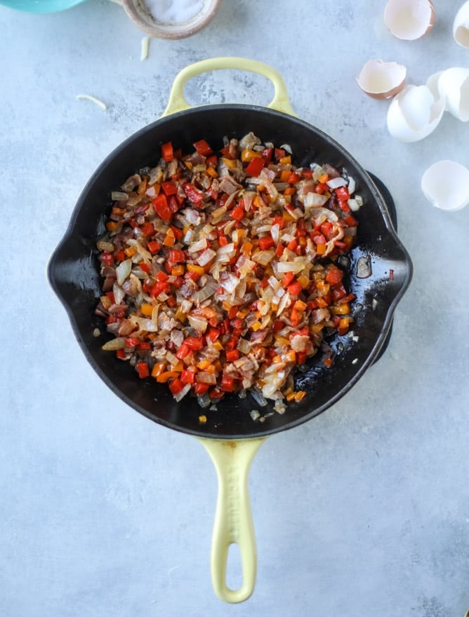 tater tot breakfast skillet I howsweeteats.com