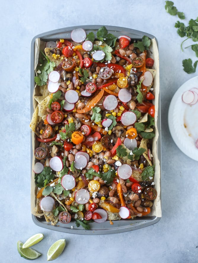 veggie fajita sheet pan nachos I howsweeteats.com
