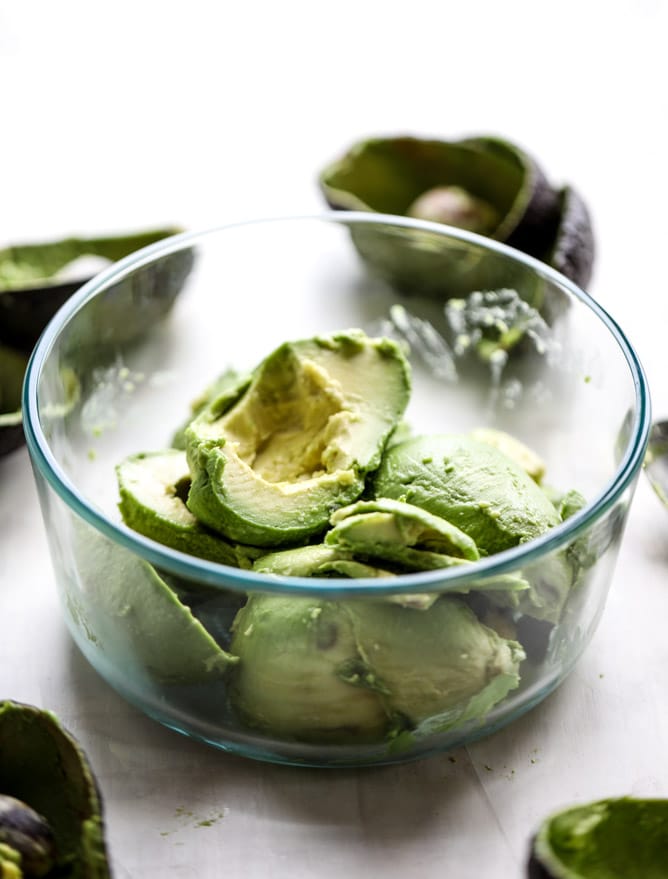 cheesy chipotle bacon guacamole I howsweeteats.com