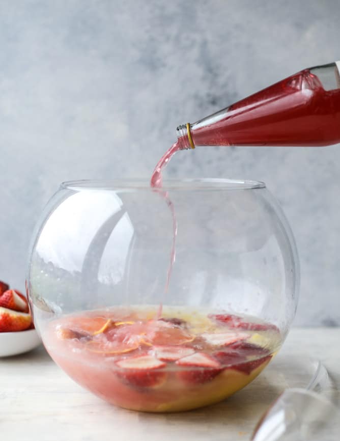 strawberry citrus easter punch I howsweeteats.com