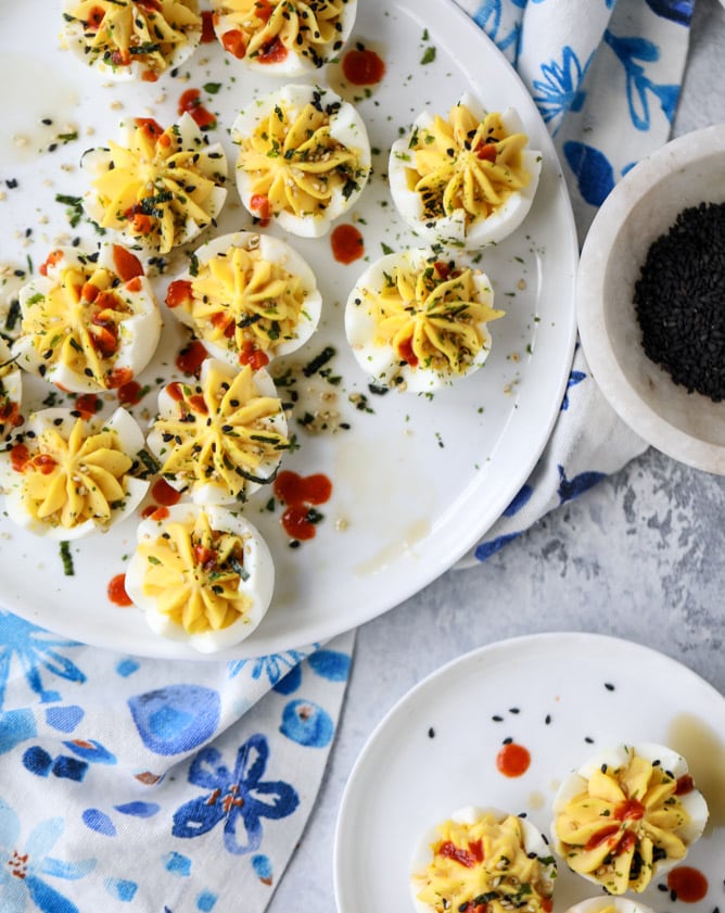 toasted sesame sriracha deviled eggs I howsweeteats.com