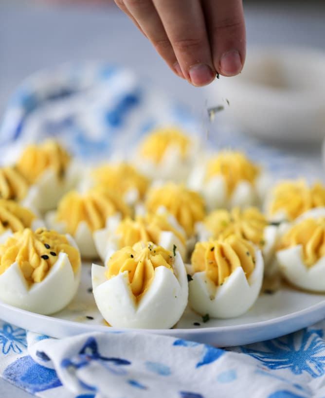toasted sesame sriracha deviled eggs I howsweeteats.com