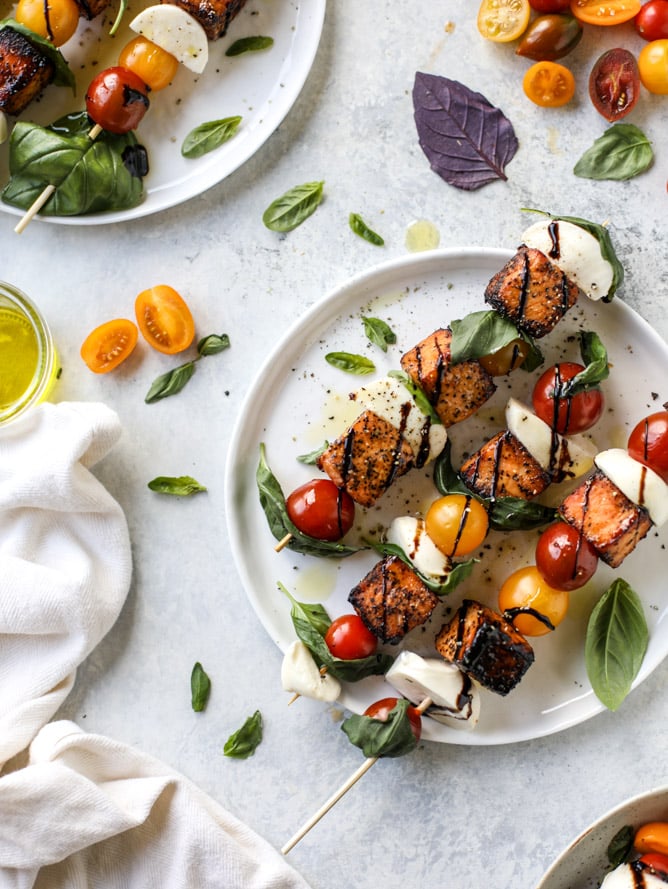 blackened salmon caprese skewers I howsweeteats.com