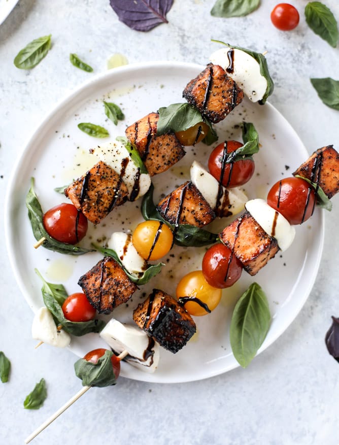 blackened salmon caprese skewers I howsweeteats.com