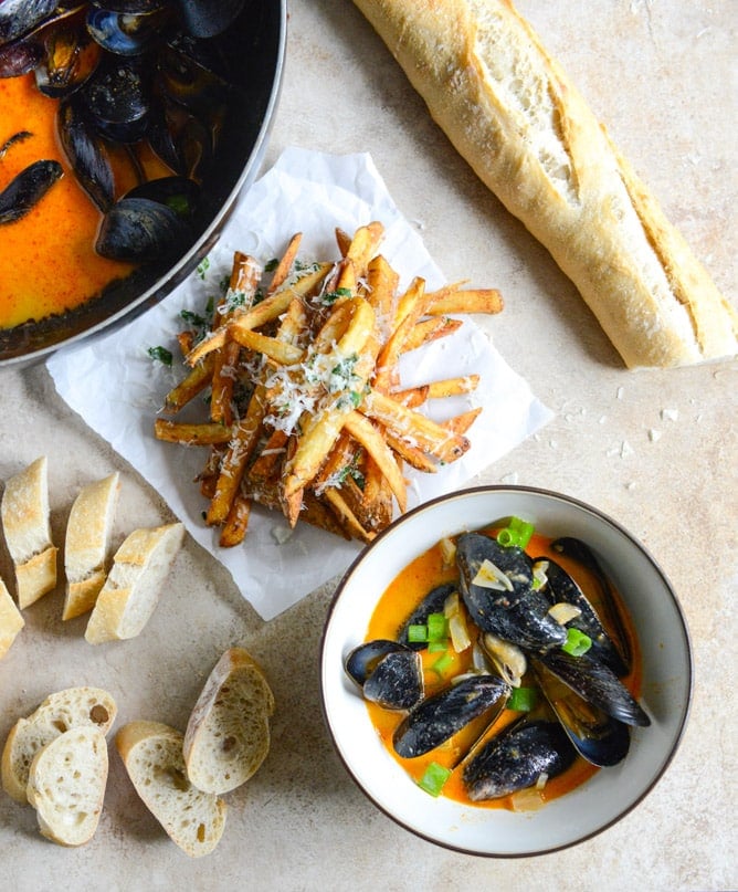 Coconut Curry Steamed Mussels I howsweeteats.com