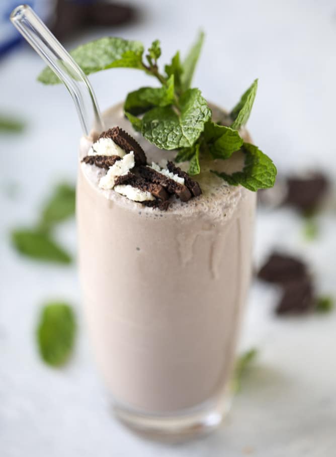 fresh mint cookies and cream shake I howsweeteats.com