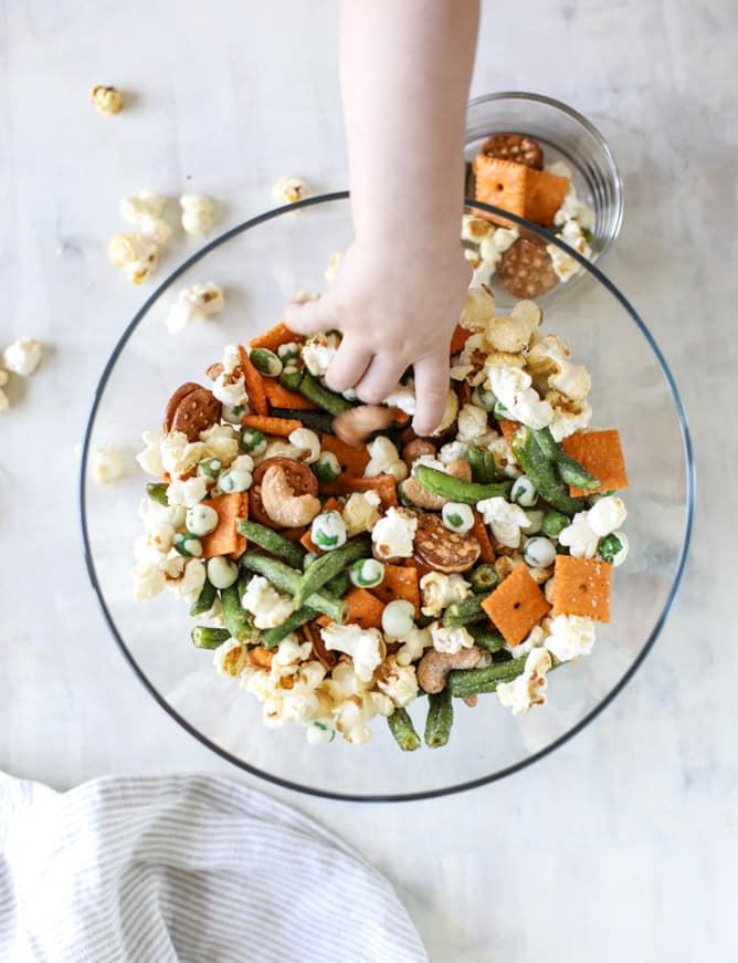{video!} our favorite summer pool party snack mix I howsweeteats.com