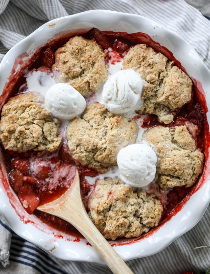 fresh strawberry cobbler I howsweeteats.com