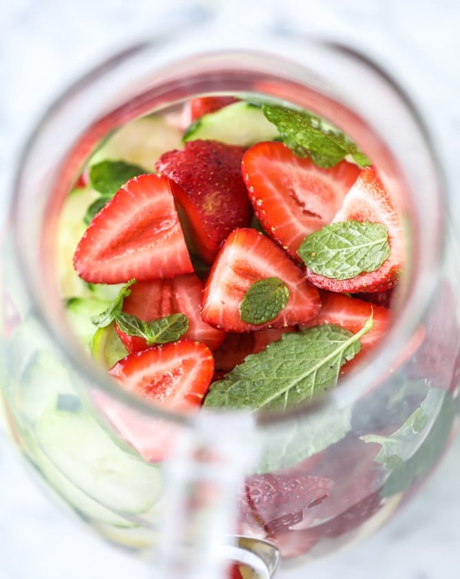 strawberry summer water I howsweeteats.com